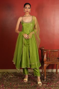 Green Suit Design Women, Green Kurta Set Women, Sabyasachi Kurtis Suits, Ethnic Dress Design, Kurti Set Design, Kurti Neck Embroidery Designs, Green Kurti Design, Kurti Sets For Women, Bottle Green Anarkali