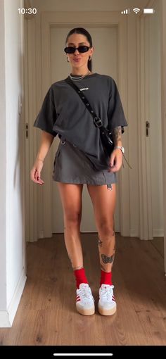 Outfit Inspirations Street Style, Chill Street Style, Comfortable Style Aesthetic, Italian Coast Fashion, 2024 Fashion Trends Street Style, East London Aesthetic Fashion, Black And White Outfit Summer, Elegant Fashion Summer, Desert Summer Outfit