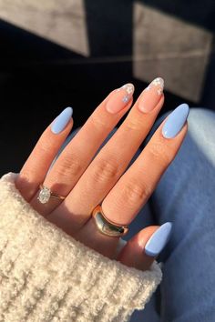 uñas tendencia 2023 invierno, uñas sencillas aesthetic, uñas almendradas Easy Nail Art Blue And White, Easy Nails, Light Blue Nails, Baby Blue Nails, Cute Spring Nails, Blue Acrylic Nails