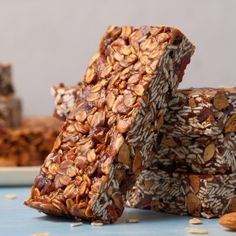 A video showing how to make homemade granola bars. Easy Snacks With Oats, Oats Sweet Recipes, Oats Snacks Recipes, Gronala Bars Recipes Easy, Homemade Gronala Bars, How To Make Granola Bars, Diy Granola Bars Healthy, Oats Bars Recipe, Healthy Oat Bars