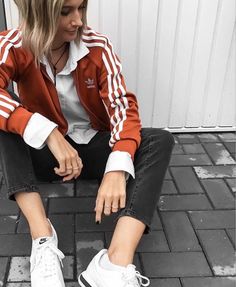 Adidas Jacket Outfit Street Style, Adidas Track Jacket Outfit, Adidas Jacket Outfit, Cortez Outfit, Adidas Originals Outfit, Sports Chic, Looks Adidas, Persona 1, Outfit Informal