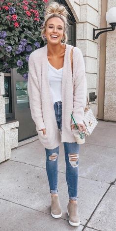 Popular Fall Outfits, Comfy Jeans Outfit, Red Flannel Shirt, Outfits Comfy, Best Jeans For Women, Fall Fashion Coats, Timeless Outfits, Outfit For Travel, Outfits 2020