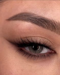 Simple Makeup Ideas For Wedding, Simple Makeup Looks Eye Shadow, Gold Glitter Eye Makeup Simple, Eye Makeup Ideas For Prom, Subtle Brown Eye Makeup, Simple Neutral Eye Makeup, Light Eyeshadow Makeup, Prom Makeup Hooded Eyes, Pre Shower Makeup