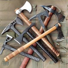 apocalypsepack: “Source IG @mikalbunnvipmb94 ” Bushcraft, Survival Gear, Tactical Swords, Dagger Knife, Cool Knives, Hunting Gear, Hammers, Axes, Tactical Gear