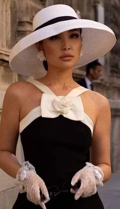 Stylish Womens Hats, Derby Outfits, Black Dresses Classy, Elegant Outfit Classy, Hair Woman, The Stranger, Elegant Hats, Classy Casual Outfits, Classic Style Women