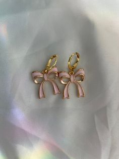 The cutest enamel bow earrings! Go perfect with any outfit and are comfortable to wear! Our hoops are gold plated and hypoallergenic for your comfort! Preppy Jewelry, Bracelets Ideas, Coquette Bow, Pink Bows, Girly Accessories, Trendy Earrings