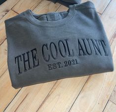 The Cool Aunt, Mode Old School, Cool Aunt, Aunt Life, Sweatshirt Oversized, Womens Sweatshirts, Oversized Crewneck, Cute Shirt Designs, Mode Vintage