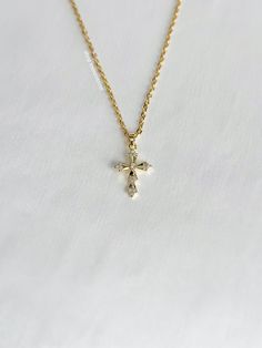 A timeless necklace that's so stunning on and matches everything. An absolute essential in every jewelry collection. Our chains are 100% stainless steel and hypoallergenic so they won't rust, tarnish, or turn your neck green. - Stainless steel chain - Lobster clasp closure - 14kt gold filled pendant - Select desired size at checkout