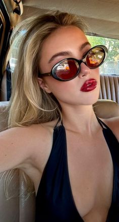 Sunnies Red Lips, Annie Shr, Classy Outfit, Foto Poses, Mode Inspo, Insta Photo Ideas, Belle Photo