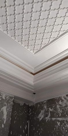 the ceiling in this bathroom is covered with white paint and has been painted to look like it