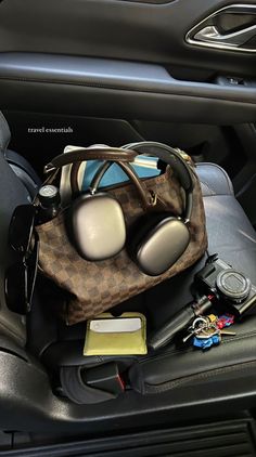 Mode Hipster, Inside My Bag, Purse Essentials, Handbag Essentials, What In My Bag, Luxury Lifestyle Dreams, Future Lifestyle, Foto Ideas Instagram