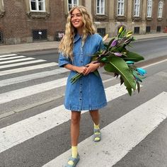 Denim Dress Outfit, 여름 스타일, Stil Inspiration, Looks Street Style, Mode Inspo, Hm Dress, Mode Inspiration, Looks Style, Outdoor Outfit