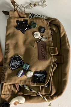 Mochila Grunge, Mode Disco, Jeremy Fitzgerald, Estilo Dark, Inside My Bag, Estilo Hippie, What In My Bag, Pretty Bags, Mein Style