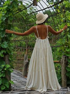 Rustic Summer Dresses, Hippie Dresses Boho Summer, Off White Summer Dress, Backless Boho Dress, Backless Maxi Dresses Summer, Long Hippie Dress, Flowy Boho Outfits, Crochet Dress White, Simple Boho Wedding Dress Casual