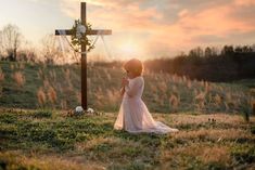 Girl praying at the foot of the cross at sunset Kids Easter Pictures, Christ Centered Easter Decorations, Easter Poses, Divine Photography, Easter Shoot, Easter Portraits, Christian Photography, Girl Praying, Easter Mini Session
