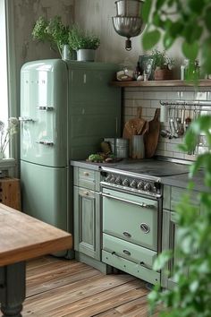 Retro Interior Design Kitchen, Vintage Fridge In Kitchen, Cottage Green Kitchen, Old Green Kitchen, Cottage Ideas Interior, Green Gold Kitchen, Kitchen Aesthetic Green, Green And Gold Home Decor, Smeg Kitchen Ideas