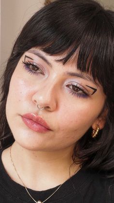 Upside Down Eyeliner, Minimal Eyeliner, Simple Eyeliner Looks, Funky Eyeliner, Graphic Eyeliner Looks, Eyeliner Dots, Eyeliner Idea, Blush Cheeks, Elegantes Makeup