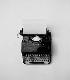 an old fashioned typewriter sitting on top of a piece of paper with the title, a step - by - step guide to a successful job search for return to work and career change mums