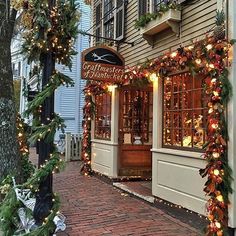 Christmas Coffee Shop Aesthetic, Town Christmas Decorations, Christmas Bucketlist, Christmas Cafe, Nantucket Christmas, New England Christmas, Dream Christmas, Fotografi Kota, 카페 인테리어 디자인