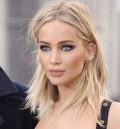 Celebrities With Short Blonde Hair, Julian Huff Hair, Face Frame Layers Medium Hair, Lipstick For Blondes, Makeup Looks Lipstick, Pale Blonde Highlights, Fest Smink, Gala Makeup, Mom Haircuts