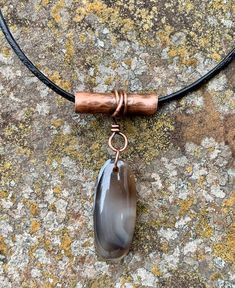 Leather And Copper Jewelry, Copper Pendants Jewelry, Wire Wrapped Mens Jewelry, Copper Necklace Handmade, Wire Jewelry Techniques, Rock Jewelry Diy, Stone Jewelry Diy, Wire Bead Jewelry, Agate Crafts