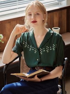 Dark Green Casual Collar Short Sleeve Rayon Ditsy Floral Shirt Embellished Slight Stretch Spring/Summer/Fall Women Tops, Blouses & Tee Green Shirt Outfits, Dark Green Shirt, Style Année 70, Librarian Style, Cottagecore Outfits, Simple Retro, Women Blouses, Mode Inspo, Mode Inspiration