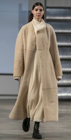 The Row fall 2019 rtw Sheepskin Coat, Maxi Coat, Modieuze Outfits, Winter Fits, Fall Coat, Fantasy Fashion, Autumn Winter Fashion, The Row