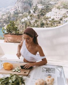 Italy Aesthetic Girl, Fashion Instagram Accounts, European Travel Outfit, Sommer Strand Outfit, Italian Aesthetic, Italy Aesthetic, Travel Outfit Summer, Tropical Beaches, Summer Beach Outfit