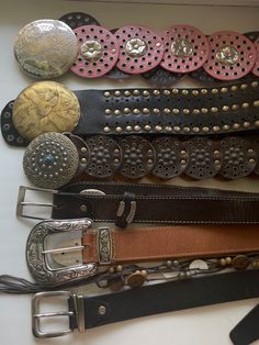 Vintage Belts Outfit, Vintage Belts Aesthetic, Chic Belt Outfit, Cool Belts Aesthetic, Cow Boy Belt, Cowboy Belt Aesthetic, Disk Belt Outfit, Cool Belts Fashion, Y2k Band Aesthetic