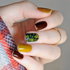 Yellow green mustard brown accent fall leaves leaf autumn favorite Ongles Gel Violet, Unghie Nail Art, Best Nail Art Designs, Spring Nail Art, Fall Nail Colors, Autumn Nails, Beautiful Nail Designs, Fall Nail Designs, Beautiful Nail Art