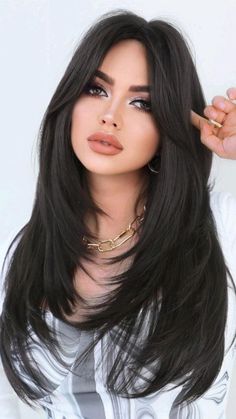 Haircuts For Long Hair With Layers, Vlasové Trendy, Hairstyles For Layered Hair, Pretty Celebrities, Haircuts For Medium Hair, Haircuts Straight Hair, Long Hair With Bangs, Long Black Hair, Haircuts For Long Hair