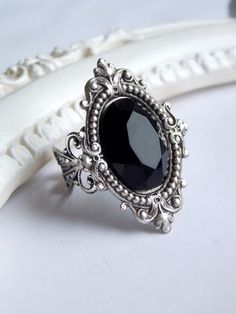 Antique black stone ring - gothic - victorian - dark - elegant jewelry by SweetAsylumShop on Etsy Gothic Jewellery, Sapphire Antique Ring, Black Stone Ring, Black Jewel, Gothic Rings, Jewels Rings, Victorian Rings, Victorian Jewelry