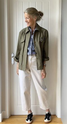 Khaki Jacket Outfit Women, Stylish Grandma, Linen Shirt Outfit, Khakis Outfit, Forties Fashion, Outfit Primavera, Look Blazer, Zara Fashion, 70's Fashion