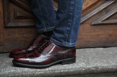 HOLMES Burgundy Oxford @beatnikshoes -  Handmade in Spain - Worldwide Home delivery by UPS. € 159,99 Classy Footwear, Gentlemen's Club, Smart Casual Menswear, Dress Shoes For Men, Casual Menswear