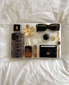 not my pic! Organisation, Purse Essentials, Handbag Essentials, Glitter Girl, Classy Jewelry, Luxury Makeup, Essential Bag