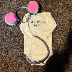 a baby bodysuit with mouse ears on it and the words i'm a mouse, dhh