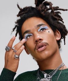 Trending Eye Makeup, 80s Makeup Trends, Vegan Makeup Products, Makeup 2022, Luka Sabbat, Gender Fluid Fashion, Skin Model, Pride Makeup, Fashion Model Photography