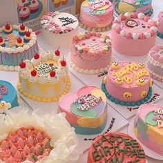 there are many decorated cakes on the table