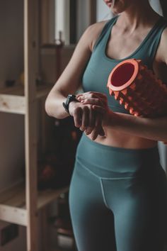 Il foam roller è l'attrezzo fitness da usare per gli esercizi a corpo libero dell'allenamento a casa. A cosa serve, come si usa e gli esercizi per cellulite Foam Roller