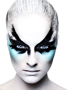 Dramatic Black Feather Bird Blue Eye Make-Up Extreme Make-up, Rankin Photography, Carnaval Make-up, Bird Makeup, Smink Inspiration, Mask Makeup, Cool Halloween Makeup, Avant Garde Makeup