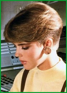 80 S Hairstyles, Short Wedge Hairstyles, Glow Hair, Wedge Hairstyles, 80's Party, Cool Hairstyles For Girls, 80s Hair, Shorter Hair