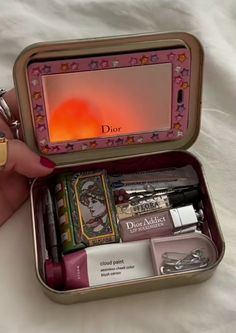 Just Girly Things, Mint Tin Crafts, Inside My Bag, Mint Tins, Handbag Essentials, Beauty Kit, Dior Addict, Images Esthétiques, Cute Crafts