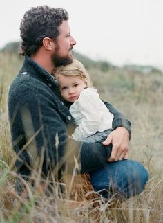 Parent Child Poses, Fatherhood Photoshoot, Mom Dad Daughter Pictures, Father’s Day Photoshoot, Parents And Daughter, Daughter Pictures