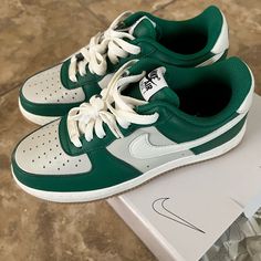 Never Worn Nee With Box Air Force 1 Colors, Nike Shoes Green, Green Nike Shoes, Panda Dunks, Tie Dye Vans, Descendants Dr, Pretty Sneakers, Nike Airforce, Airforce 1