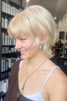 Feminine Short Hair, Short Hairstyles For Round Faces, Short Hair Cuts For Round Faces, Edgy Haircuts, Short Hair Styles For Round Faces, Short Hair Haircuts, Round Faces, Short Hair With Bangs