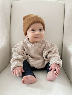 These unisex oversized sweaters are the perfect weight to keep baby nice and warm, without being overwhelming! They make the perfect addition to your baby's collection and make the perfect gift as well. Currently available in 4 colors and a variety of sizes from 0-3 months to 4. SIZING INFORMATION Fit true to size. Designed for an oversized look. If you want an extra oversized look, I recommend sizing up! PROCESSING & SHIPPING TIME Once an order is placed, processing time is 1-3 business days Af Oversized Jumpers, Cream Sweater Outfit, Oversized Knit Sweater, Baby Boy Sweater, Chunky Babies, Sweater Chunky, Knit Baby Sweaters, Toddler Sweater, Baby Christmas Outfit