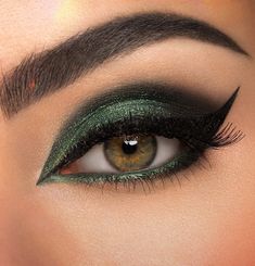 Dark green eyeshadow idea with glitter. Green And Gold Makeup Ideas, Green Witch Eyeshadow, Smokey Green Makeup, Dark Emerald Green Makeup, Makeup Dark Green Eyes, Dark Green Wedding Makeup, Glitter Green Eyeshadow, Smokey Green Eyeshadow, Makeup Ideas For Dark Green Dress