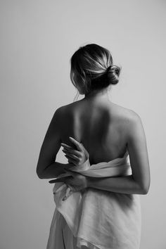 Instagram@tiffany__grPhotoSebastien Petit Turned Back Pose, Woman’s Back, Female Back Photography, Bare Back Photoshoot, Woman Back View, Womans Back, Tattoo Photoshoot, Looking Over Shoulder