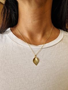 "For timely holiday delivery please choose expedited shipping in checkout. Happy holidays! Petal necklace - this unique gold leaf pendant necklace is delicate and beautiful. This botanical boho necklace is a perfect nature-inspired jewelry gift for a nature lover. This gold leaf necklace is inspired by petals and leaves. It has a delicate texture and a three-dimensional structure to achieve the look of a real leaf. This delicate leaf charm necklace will mix wonderfully with every outfit you choo Nature, Gold Feather Necklace, Oak Leaf Necklace, Arm Bracelets Upper, Gold Leaf Pendant, Extra Long Necklace, Summer Beach Jewelry, Gold Leaf Necklace, Horn Pendant Necklace