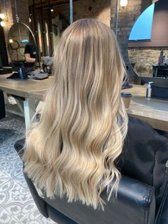 Blended Blonde Highlights Balayage, Blonde Balayage Inspiration, Blonde Balayage For Summer, Pretty Blonde Hair Colors, Dimensional Light Blonde, Straight Hair Blonde Balayage, Hair Color Ideas For Blondes Winter, Blonde Highlights Shadow Root, Blonde Beige Balayage